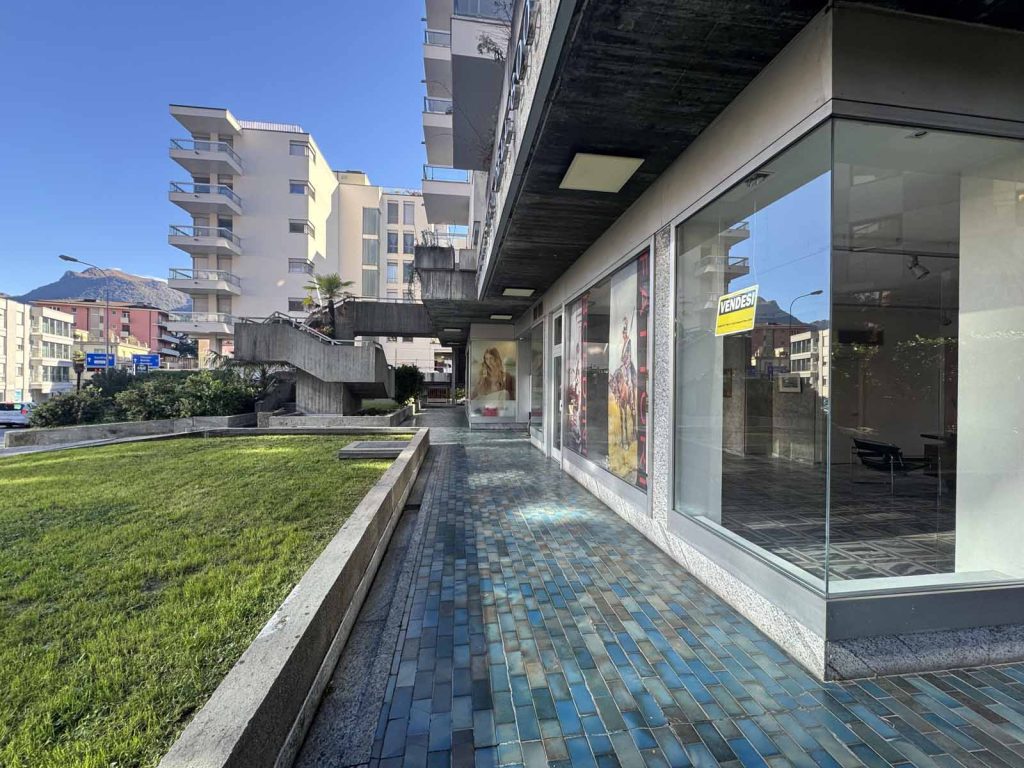 Fotografia di Paradiso – Spazio commerciale con ampie vetrine in Via Cattori