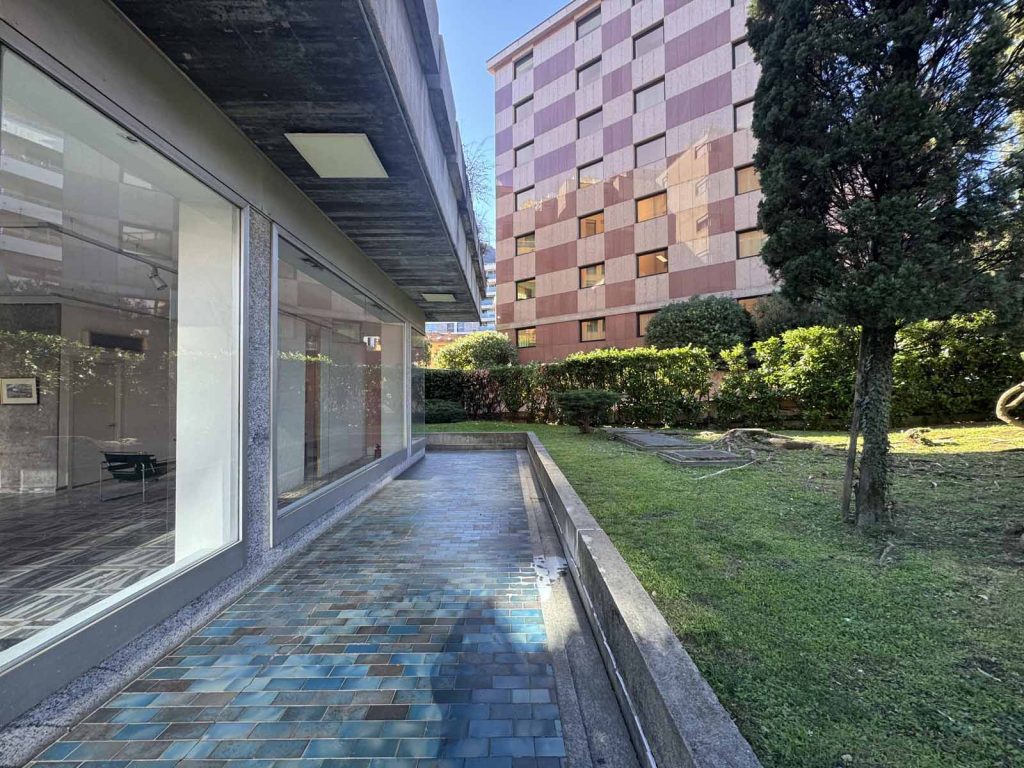 Fotografia di Paradiso – Spazio commerciale con ampie vetrine in Via Cattori