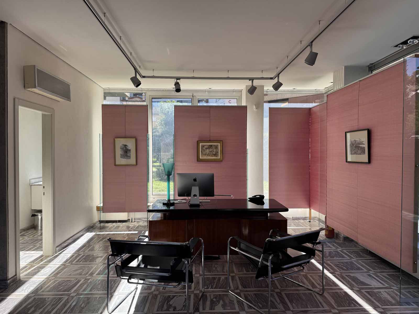 Interno dello spazio commerciale in vendita a Paradiso in Via Cattori, con ampie vetrate, area espositiva e pavimento in pietra.
